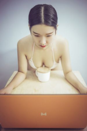 一边敷面膜一边下奶_1080免费观看